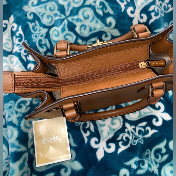 Michael Kors Hamilton Handbag. - Picture 3 of 8